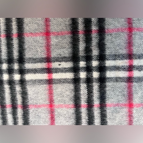 BURBERRY
Wool House Check Pattern Scarf Authentic - Picture 5 of 5